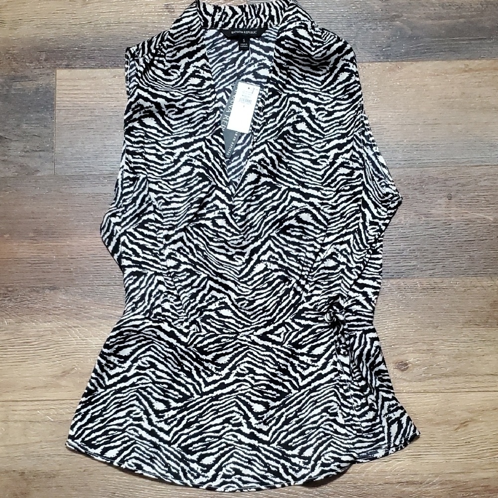 Banana Republic Fitted Sleeveless Wrap Blouse Black and White
